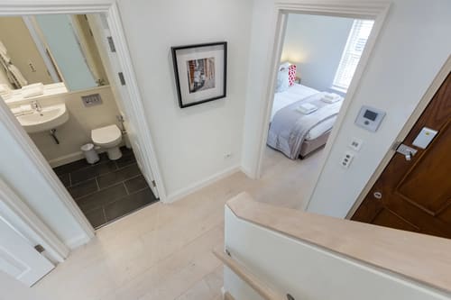 Floral Street Apartments, Covent Garden: Hallway with en-suite shower room