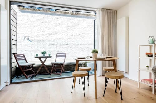 Fitzrovia 2 bedroom near Oxford Street, Fitzrovia: Breakfast table by a courtyard window