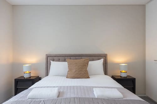 The Strand Apartments, Covent Garden: Double bedroom with upholstered headboard