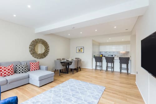 The Strand Apartments, Covent Garden: Living room with breakfast bar and bar stools