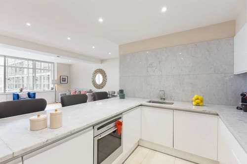 The Strand Apartments, Covent Garden: Kitchen with marble splashback and white units