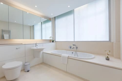 The Strand Apartments, Covent Garden: Bathroom with bath and frosted windows
