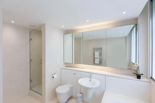 The Strand Apartments, Covent Garden: Bathroom with mirrored cabinets and pedestal basin