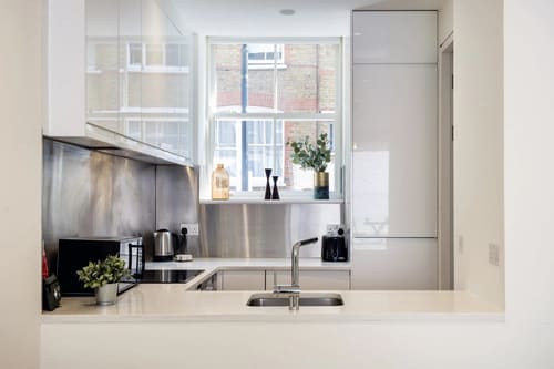 Fitzrovia 2 bedroom near Oxford Street, Fitzrovia: Kitchen with stainless steel splashback