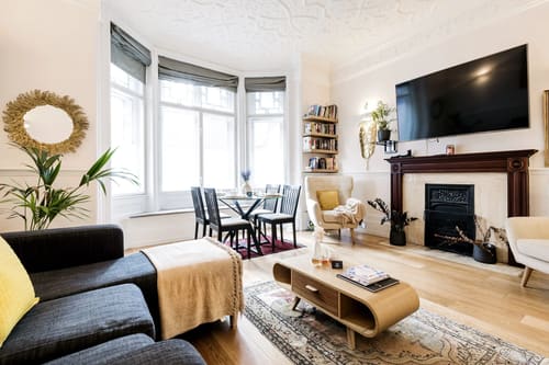 Mayfair 1 bedroom near Green Park, Mayfair: Living room with bay window and fireplace