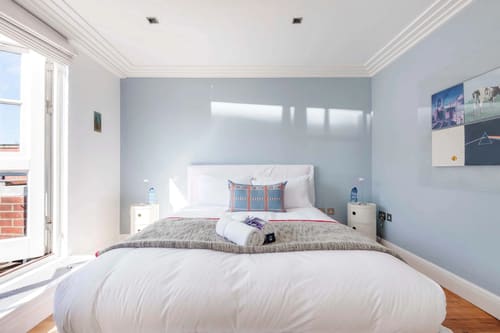 Covent Garden 3 bedroom, Covent Garden: Double bedroom with pale blue walls