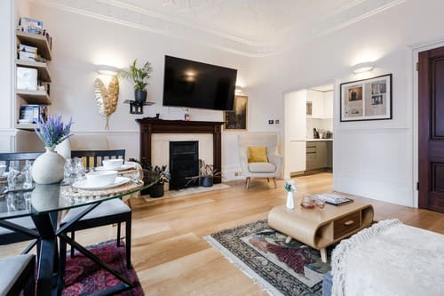 Mayfair 1 bedroom near Green Park, Mayfair: Open-plan living room with fireplace and kitchen