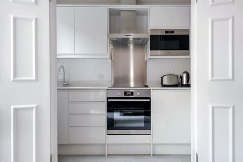 The Sloane Gardens Apartments, Chelsea: Kitchen with white units and built-in oven