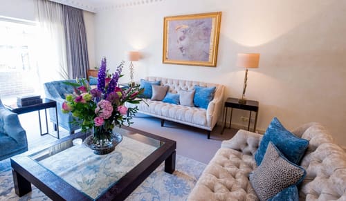 Hertford Street Residences, Mayfair: Living room with buttoned sofa and flowers