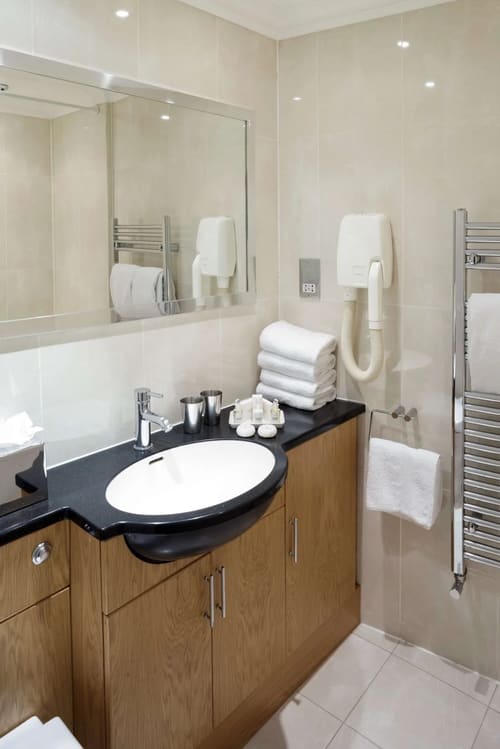 10 Curzon St, Mayfair: Bedroom in a two-bedroom apartment, photo 9