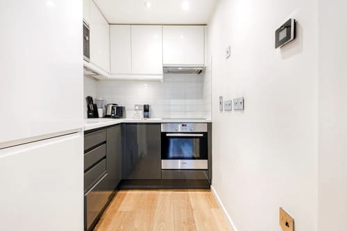 Mayfair 1 bedroom near Green Park, Mayfair: Kitchen with grey and white units