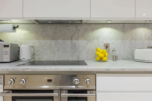 The Strand Apartments, Covent Garden: Induction hob with marble splashback