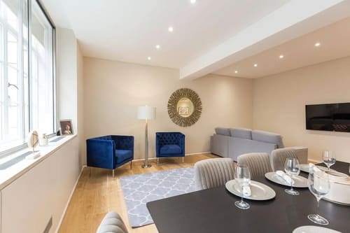 The Strand Apartments, Covent Garden: Living room with blue armchairs and grey sofa