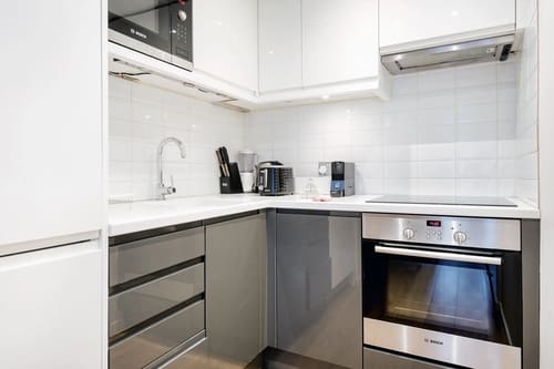 Mayfair 1 bedroom near Green Park, Mayfair: Kitchen with grey units and built-in oven