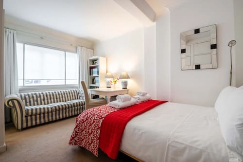 Central Mayfair 2 bedroom, Mayfair: Bedroom with red throw and window seat