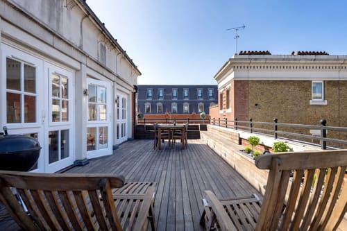 Covent Garden 3 bedroom, Covent Garden: Decked roof terrace with seating