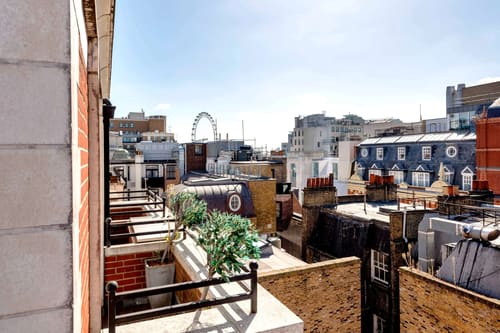 Covent Garden 3 bedroom, Covent Garden: Roof terrace with the London Eye in the distance