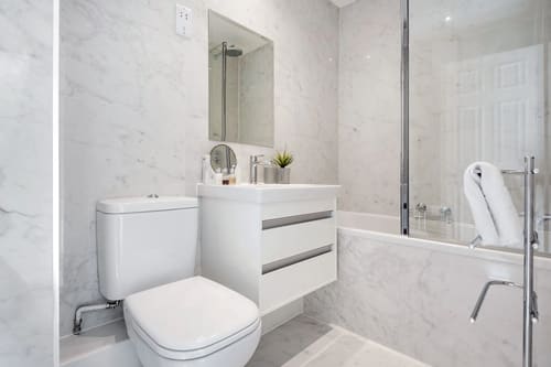 The Sloane Gardens Apartments, Chelsea: Bathroom with marble walls and vanity unit