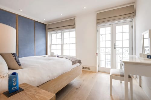 3-bedroom house near High St Kensington, Kensington: Double bedroom with French doors