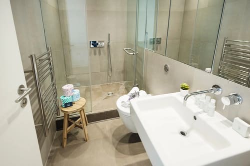 Fitzrovia 2 bedroom near Oxford Street, Fitzrovia: Shower room with glass enclosure