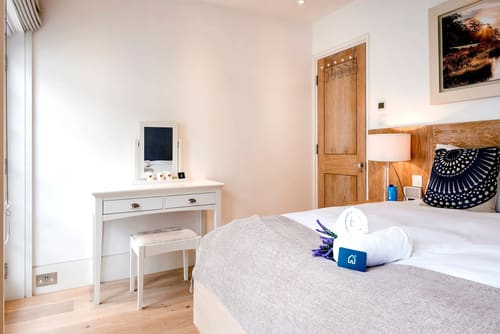3-bedroom house near High St Kensington, Kensington: Bedroom with dressing table and stool