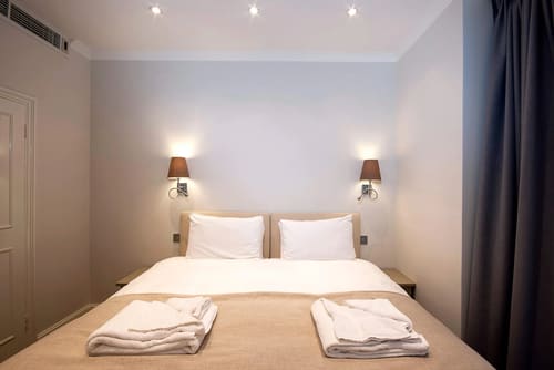 Manson Place, Kensington: Bedroom in a one-bedroom apartment, photo 5