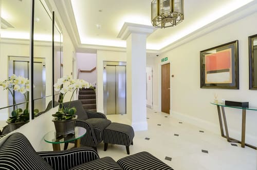 Ashburn Gardens, Kensington: Entrance hall with pillar, lift and seating
