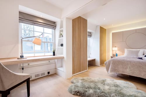 3-bedroom house near High St Kensington, Kensington: Bedroom corner with window desk and sheepskin rug