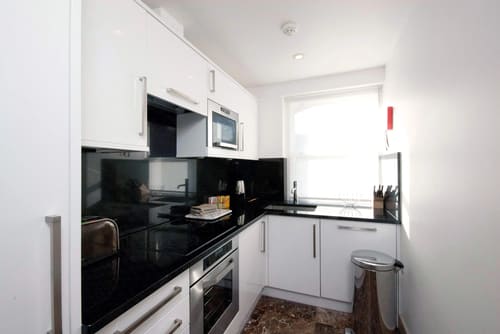 Claverley Court, Knightsbridge: Bedroom in a two-bedroom apartment, photo 6