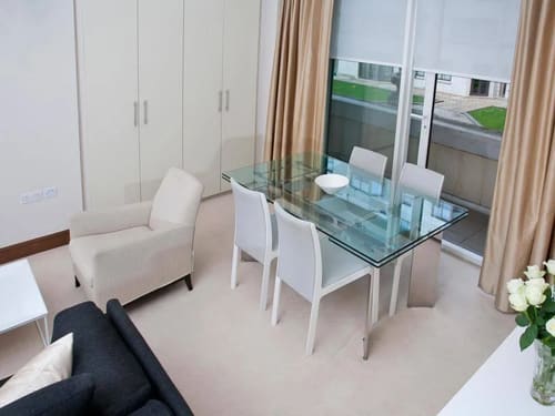 Arlington House, Mayfair: Glass dining table with white chairs by the window