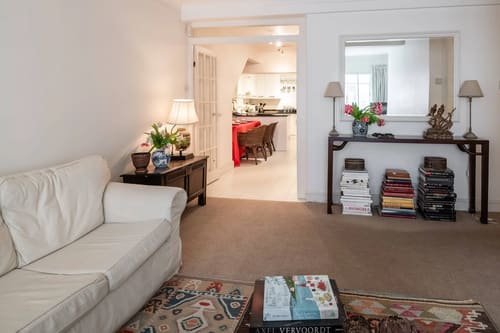 Central Mayfair 2 bedroom, Mayfair: Living room opening onto the kitchen