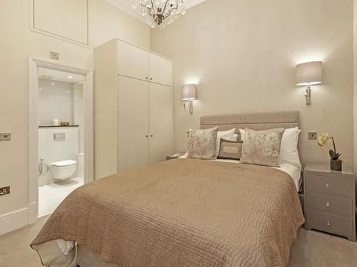 Chesham Place, Chelsea: Double bedroom with fitted wardrobe