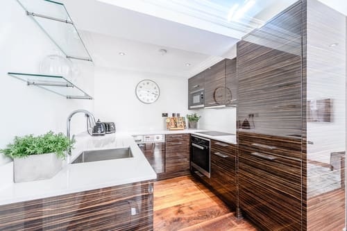 Bayswater Garden Square Apartments, Kensington: Kitchen with wood-grain units and white worktop