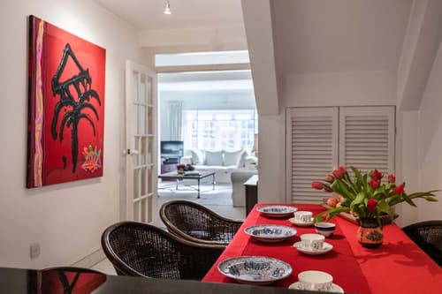 Central Mayfair 2 bedroom, Mayfair: Dining table with red cloth and wicker chairs