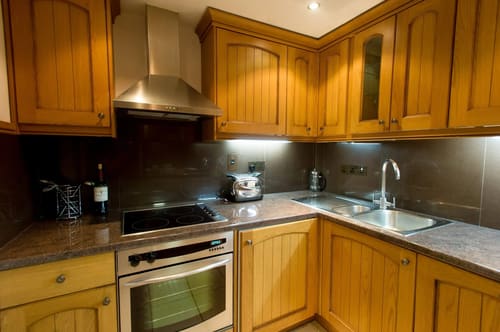 Hertford Street Residences, Mayfair: Kitchen with pine units and built-in oven