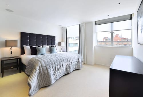 Kensington High St Apartments, Kensington: Double bedroom with quilted bedspread