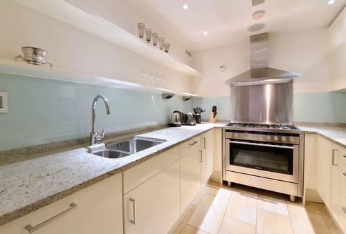 Kensington High St Apartments, Kensington: Kitchen with range cooker and extractor hood
