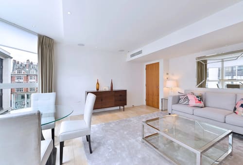 Kensington High St Apartments, Kensington: Living area with glass dining table and white chairs