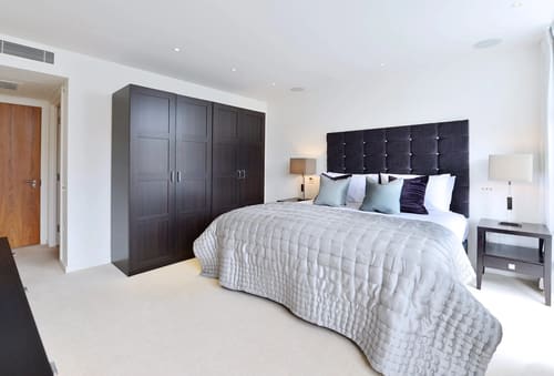 Kensington High St Apartments, Kensington: Bedroom with dark wardrobe and tall headboard