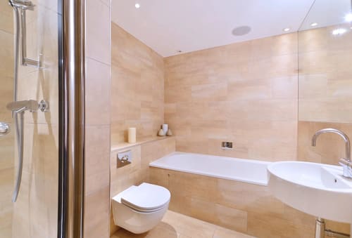 Kensington High St Apartments, Kensington: Bathroom with stone-effect tiles