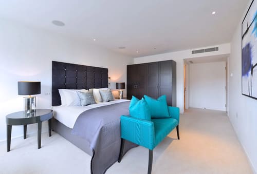 Kensington High St Apartments, Kensington: Double bedroom with teal armchair