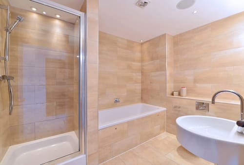 Kensington High St Apartments, Kensington: Bathroom with bath and freestanding basin