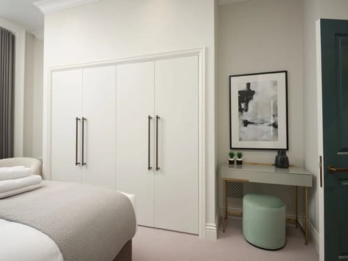 Gilbert Street, W1K, Mayfair: Bedroom, photo 5