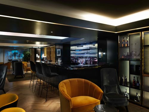 The Athenaeum Apartments, Mayfair: Bar with high stools and velvet armchair