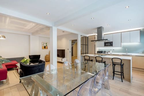 Hyde Park Gate, Kensington: Open-plan kitchen with breakfast bar and dining table