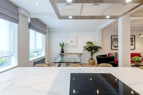 Hyde Park Gate, Kensington: Kitchen hob with dining area beyond