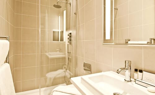 Cannon Street, East London: Bedroom in a two-bedroom apartment, photo 2