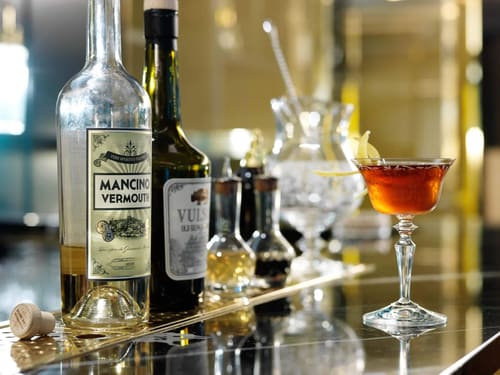 The Athenaeum Apartments, Mayfair: Bar counter with vermouth bottles and cocktail