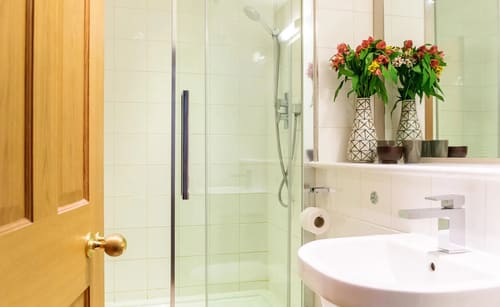 St Martin’s Court, Covent Garden: Bedroom in a one-bedroom apartment, photo 9