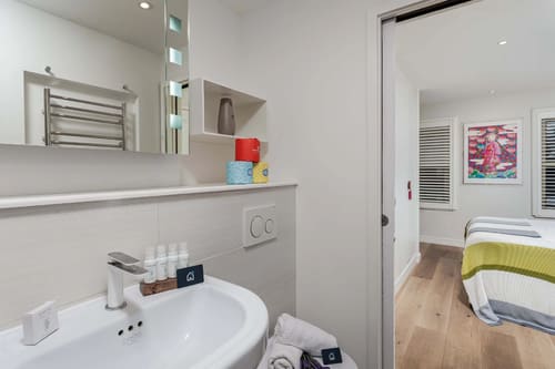 Covent Garden 2 bedroom near Opera House, Covent Garden: Bathroom with basin and toiletries